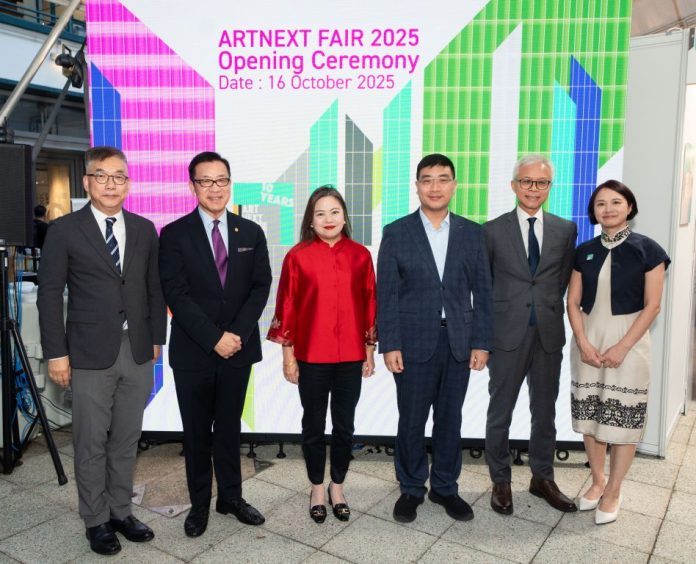 眾主禮嘉賓出席ArtNext 2025新藝潮開幕禮 (由左至右)香港恒生大學藝術及設計系系主任 許焯權教授、香港藝術發展局副主席 楊偉誠博士, BBS, MH, JP、文化體育及旅遊局局長 羅淑佩女士, JP、立法會議員 李浩然博士, MH, JP、香港故宮文化博物館館長吳志華博士，以及ArtNext新藝潮創辦人黃白露女士。